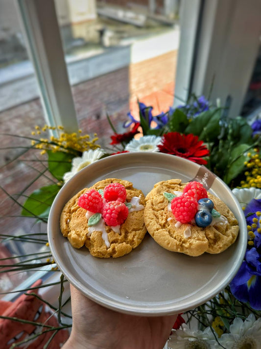 Cookie and fruit candle